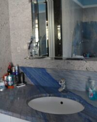 Waschtisch aus Azul Macauba und Wandverkleidung aus Meera White
