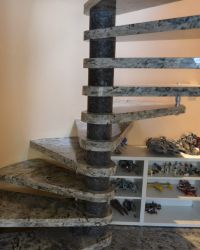 Freitagende Wendeltreppe aus Labradorit Hell